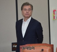 [포토] 홍용표 장관 기다리는 문재인 대표