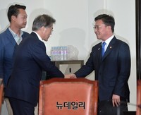 [포토] 악수나누는 문재인-홍용표