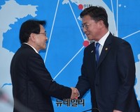 [포토] 악수나누는 홍용표-심재권