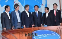 [포토] 새정치 찾은 홍용표 통일부 장관