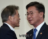 [포토] 새정치 대표회의실에서 만난 홍용표-문재인