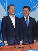 [포토] 새정치민주연합 찾은 홍용표 장관