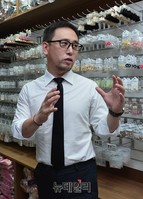 [포토] 액세서리 설명하는 양진호 대표