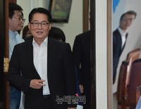 [포토] 안전보장 전체회의에 참석하는 박지원 의원