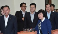 [포토] 전체회의 입장하는 안보특별위원회 위원