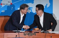 [포토] 악수하는 문재인-박지원