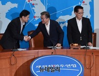 [포토] 악수나누는 문재인-홍익표