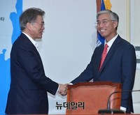 [포토] 악수나누는 문재인 대표-추궈홍 주한 중국대사