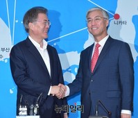 [포토] 악수나누는 문재인-추궈홍