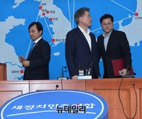 [포토] 추궈홍 주한 중국대사 기다리는 문재인 대표