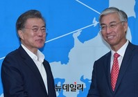 [포토] 인사하누는 문재인-추궈홍