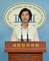 [포토] 브리핑하는 유은혜 대변인