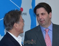 [포토] 대화나누는 문재인-마크리퍼트