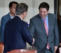 [포토] 악수나누는 문재인-마크 리퍼트
