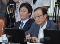 [포토] 국방위 전체회의에 참석한 유승민-송영근 의원