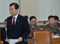 [포토] 발표석으로 이동하는 한민구 장관