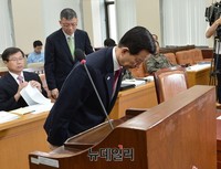 [포토] 고개숙여 인사하는 한민구 장관