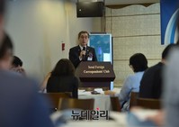 [포토] 소비자 정책방향포럼 참석한 정재찬 공정거래위원장