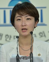 [포토] 브리핑하는 이언주 대변인