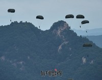 [포토] 통합화력 격멸훈련, 낙하산타고 침투하는 軍