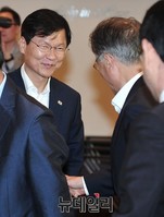 [포토] 악수 나누는 문재인-천정배