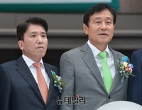 [포토] 출범식에 나란히 선 김정태-함영주