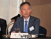 [포토] 발표자로 나선 안병직 서울대 명예교수