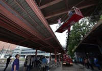 [포토] 작업차량으로 서울역고가 둘러보는 기자단