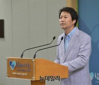 [포토] '박원순 아들 병역비리 의혹 MBC보도'관련 브리핑하는 임종석 부시장