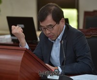 [포토] 방통위 전체회의 참석한 이기주 상임위원