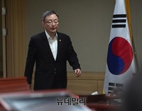 [포토] 방통위 전체회의 입장하는 최성준 방통위원장