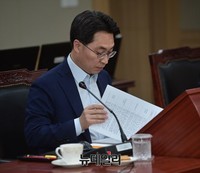 [포토] 회의자료 검토하는 고삼석 상임위원