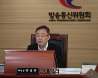 [포토] 전체회의 개회하는 최성준 방통위원장