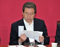 [포토] 자료검토하는 새누리당 김무성 대표