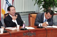 [포토] 황진하 의원 실언에 웃음보 터진 '이인제-이정현' 최고위원