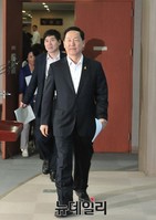 [포토] 입장하는 김상곤 새정치 혁신위원장