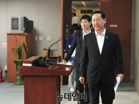 [포토] 정론관으로 들어서는 김상곤 혁신위원장