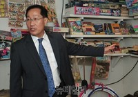 [포토] 사랑하라! 대한민국, 전시품 설명하는 설상환 PD