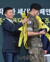 [포토] 따뜻한패딩 1호 전문균씨 패딩 입혀주는 박창근대표