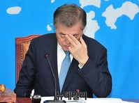 [포토] 눈만지는 새정치민주연합 문재인 대표