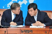 [포토] 대화 나누는 문재인 대표와 이종걸 원내대표