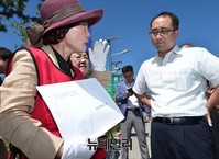 [포토] 기자회견문 전달하는 엄마부대