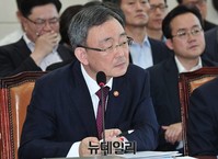 [포토] 의원들의 질문에 답하는 최성준 위원장