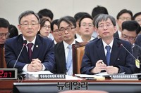 [포토] 의원들의 질문에 답하는 최성준-박효종