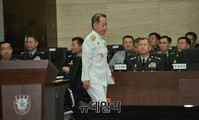[포토] 국감장에 입장하는 최윤의 합참의장