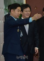 [포토] 국감장 입장하는 유승민 의원