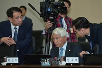 [포토] 보고받는 백군기 의원