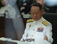 [포토] 보고서 살피는 최윤희 합참의장