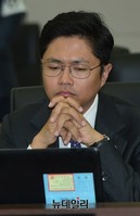 [포토] 국정감사 기다리는 김광진 의원