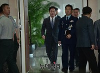 [포토] 국정감사장 입장하는 정두언 국방위원장